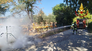 Scooter prende fuoco in marcia, paura a Trecastelli